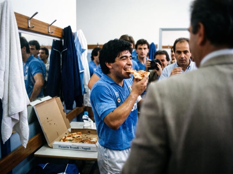 Diego en el vestuario con una caja de pizza abierta